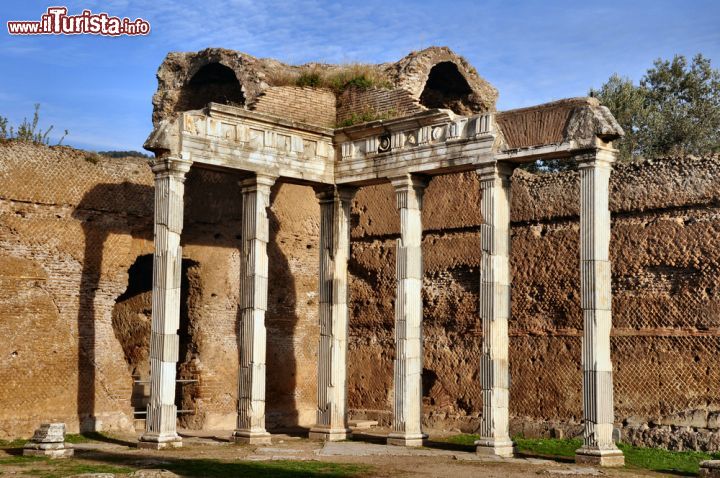 Immagine Tour tra le rovine di Villa Adriana a Tivoli, il parco archeologico alle porte di Roma - © maurizio / Shutterstock.com