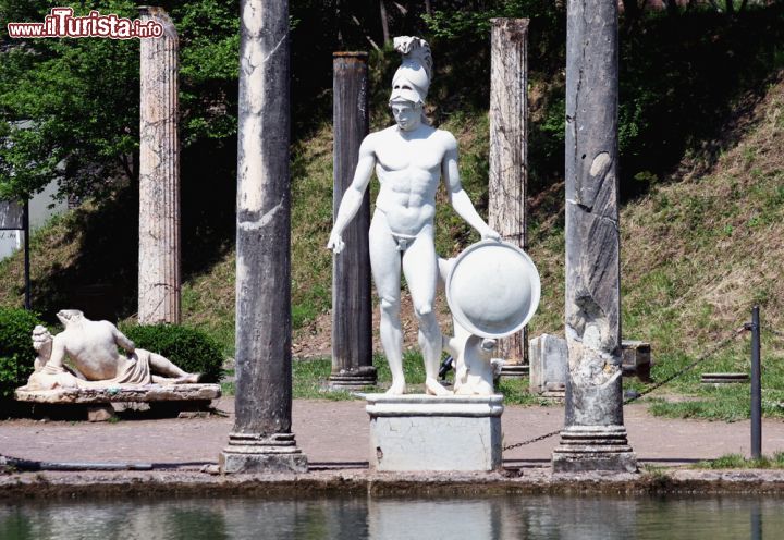 Immagine Presso il Parco Archeologico di Villa Adriana trovate belle statue di chiaro influsso ellenistico. L'imperatore curò di persona il progetto di questa grandiosa villa alle porte di Roma - © Clara / Shutterstock.com