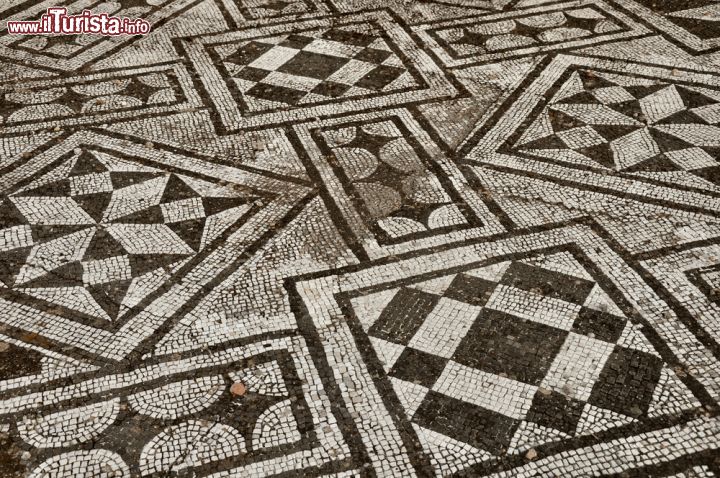 Immagine Le geometrie di un pavimento a Mosaico bene conservato a Villa Adriana, il sito archeologico di Tivoli (Roma) - © maurizio / Shutterstock.com