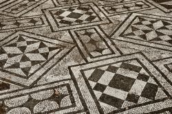 Le geometrie di un pavimento a Mosaico bene conservato a Villa Adriana, il sito archeologico di Tivoli (Roma) - © maurizio / Shutterstock.com