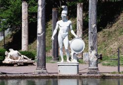 Presso il Parco Archeologico di Villa Adriana trovate belle statue di chiaro influsso ellenistico. L'imperatore curò di persona il progetto di questa grandiosa villa alle porte ...