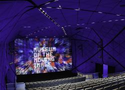 Sala cinema al Museum of Moving Image, New York - Mostre, incontri con i grandi nomi del cinema e collezioni di cimeli e oggetti cult sono alcune delle proposte offerte al pubblico dal museo ...