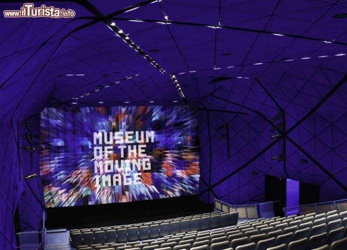 Immagine Sala cinema al Museum of Moving Image, New York - Mostre, incontri con i grandi nomi del cinema e collezioni di cimeli e oggetti cult sono alcune delle proposte offerte al pubblico dal museo newyorkese. Fra le attrazioni presenti nella struttura non poteva mancare neppure un'accogliente sala cinematografica dove vengono proiettati oltre 400 film fra produzioni classiche e recenti © Museum of the Moving Image