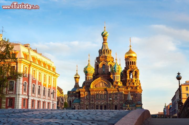 Immagine La Cattedrale del Salvatore sul Sangue Versato a San Pietroburgo al tramonto si infiamma di colori creando effetti suggestivi per una veduta d'insieme dell'edificio - foto © Roman Evgenev  / Shutterstock.com