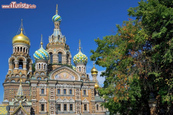 Immagine Un'immagine della facciata della chiesa del Salvatore sul Sangue Versato a San Pietroburgo. Il progetto di costruzione dell'edificio fu affidato all'architetto Alfred Alexandrovich Parland - foto © irisphoto1  / Shutterstock.com