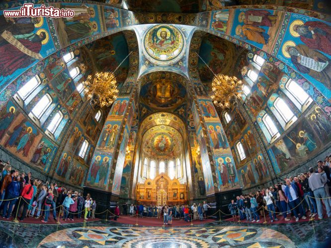 Immagine Il maestoso interno della Chiesa del Salvatore sul Sangue Versato, sulla riva del canale Griboedova a San Pietroburgo. La chiesa accoglie i turisti con i suoi mosaici e la sua atmosfera solenne - foto © Viacheslav Lopatin / Shutterstock.com