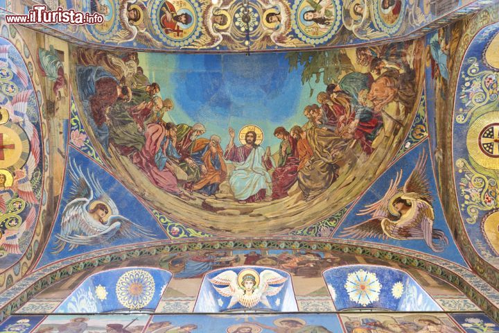 Immagine Con il naso all'insù ad ammirare gli straordinari mosaici rappresentantoi scene bibliche all'interno della Chiesa del Salvatore sul Sangue Versato a San Pietroburgo, Russia - foto © volkova natalia / Shutterstock.com