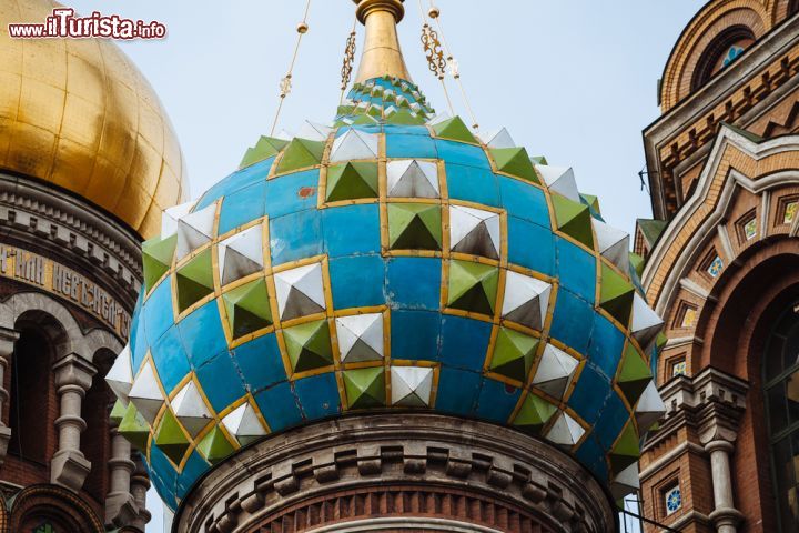 Immagine Un dettaglio di una delle cinque cupole a cipolla della Cattedrale della Resurrezione di Cristo, senza dubbio la più famosa di San Pietroburgo - foto © egorovnick / Shutterstock.com