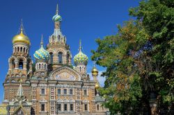 Un'immagine della facciata della chiesa del Salvatore sul Sangue Versato a San Pietroburgo. Il progetto di costruzione dell'edificio fu affidato all'architetto Alfred Alexandrovich ...