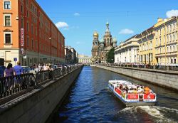 Gita in battello sul canale Griboedova a San Pietroburgo. Il corso d'acqua deve il proprio nome al drammaturgo russo Aleksandr Sergeevič Griboedov, che qui visse ad inizio dell'Ottocento ...