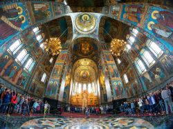 Il maestoso interno della Chiesa del Salvatore sul Sangue Versato, sulla riva del canale Griboedova a San Pietroburgo. La chiesa accoglie i turisti con i suoi mosaici e la sua atmosfera solenne ...