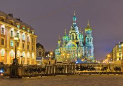 La neve e la chiesa del Sangue Versato sono due elementi caratteristici della città di San Pietroburgo, Russia. La cattedrale è uno dei maggiori punti d'interesse turistico ...