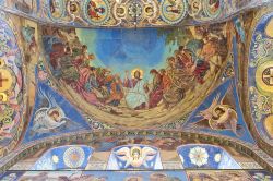 Con il naso all'insù ad ammirare gli straordinari mosaici rappresentantoi scene bibliche all'interno della Chiesa del Salvatore sul Sangue Versato a San Pietroburgo, Russia - © ...