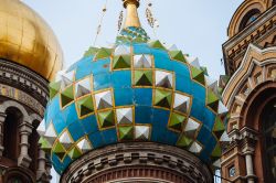 Un dettaglio di una delle cinque cupole a cipolla della Cattedrale della Resurrezione di Cristo, senza dubbio la più famosa di San Pietroburgo - foto © egorovnick / Shutterstock.com ...