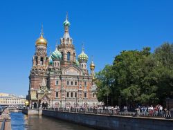 Sulla riva del canale Griboedova, a San Pietroburgo, la chiesa della Resurrezione è oggi uno degli edifici più visitati della città. Il canale è lungo appena 5 km ...