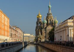 La skyline di San Pietroburgo è impreziosita dalla Chiesa del Salvatore sul Sangue Versato. L'ingresso alla chiesa è a pagamento e il biglietto può essere comprato anche ...