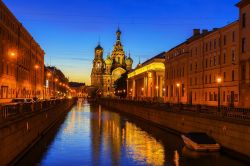 Il canale Griboedova e, sullo sfondo, la chiesa della Resurrezione di Cristo (detta anche chiesa del Salvatore sul Sangue Versato) a San Pietroburgo, Russia - foto © dimbar76 / Shutterstock.com ...