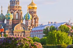 Spas na Krovi (letteralmente: Chiesa della Resurrezione) è il nome russo della splendida chiesa ortodossa che sorge sulla riva del canale Griboedova a San Pietroburgo, Russia - foto ...