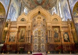 La visita dell'interno della Cattedrale del Sangue Versato a San Pietroburgo. La chiesa venne eretta a partire dal 1883 nel luogo dell'uccisone dello Zar Alessandro II - foto © ...