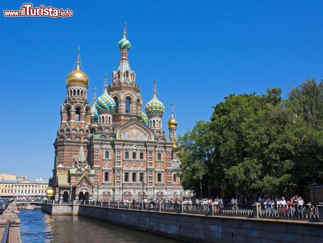 Immagine Sulla riva del canale Griboedova, a San Pietroburgo, la chiesa della Resurrezione è oggi uno degli edifici più visitati della città. Il canale è lungo appena 5 km ed è attraversato da 21 ponti e passerelle pedonali - foto © Vitaly Ilyasov / Shutterstock.com