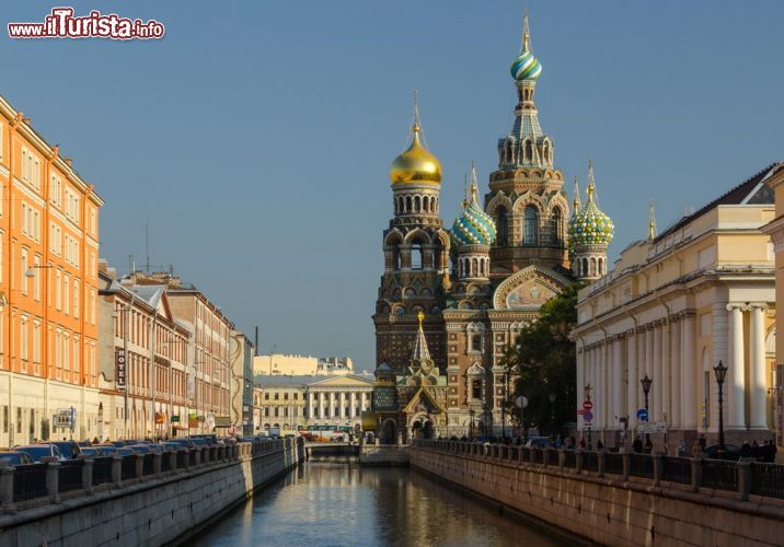 Immagine La skyline di San Pietroburgo è impreziosita dalla Chiesa del Salvatore sul Sangue Versato. L'ingresso alla chiesa è a pagamento e il biglietto può essere comprato anche on-line al costo di 250 rubli - foto © Rumir / Shutterstock.com