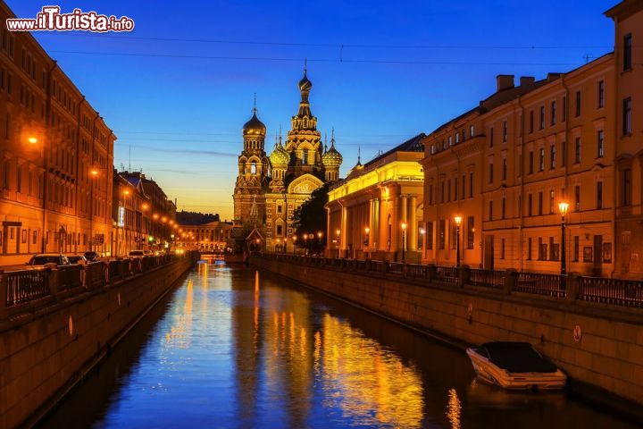 Immagine Il canale Griboedova e, sullo sfondo, la chiesa della Resurrezione di Cristo (detta anche chiesa del Salvatore sul Sangue Versato) a San Pietroburgo, Russia - foto © dimbar76 / Shutterstock.com