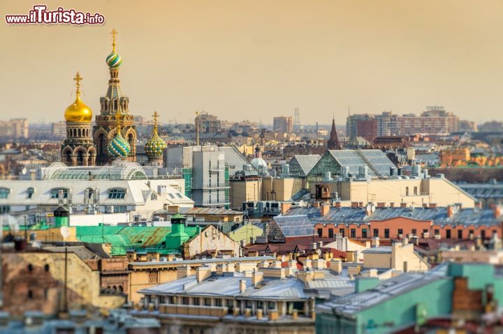 Immagine Una veduta panoramica di San Pietroburgo, Russia. Antica capitale del paese, si tratta della seconda città russa per dimensioni e conta circa cinque milioni di abitanti - foto © Daniel Korzeniewski / Shutterstock.com