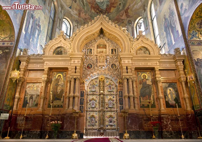 Immagine La visita dell'interno della Cattedrale del Sangue Versato a San Pietroburgo. La chiesa venne eretta a partire dal 1883 nel luogo dell'uccisone dello Zar Alessandro II - foto © volkova natalia / Shutterstock.com