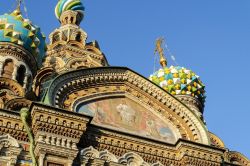 Dettaglio della facciata della Chiesa del Salvatore sul Sangue Versato, San Pietroburgo. La chiesa fun danneggiata durante la Rivoluzione sovietica nel 1917 e anche durante la Seconda Guerra ...