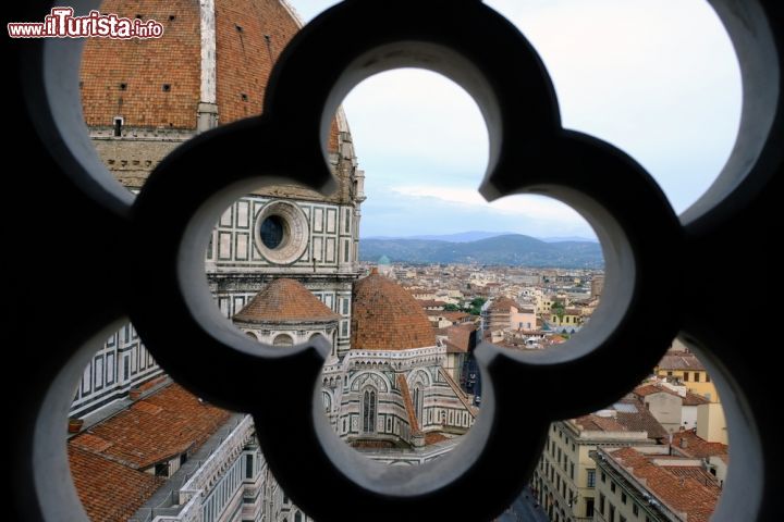 Immagine La grande cupola di Santa Maria del Fiore, opera del Brunelleschi, fotografata dal Campanile di GIotto a Firenze - © Narit / Shutterstock.com