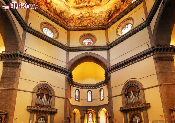 Immagine Il basamento della cupola ottagonale, capolavoro di Filippo Brunelleschi, al centro del Duomo di Firenze - © Brian Kinney/ Shutterstock.com