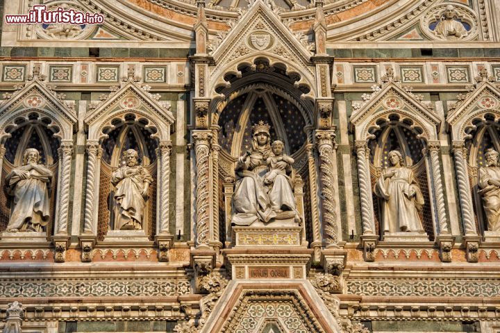 Immagine Dettaglio della ricca  facciata del Duomo di Firenze, la Cattedrale di Santa Maria del Fiore - © Andrea Izzotti / Shutterstock.com