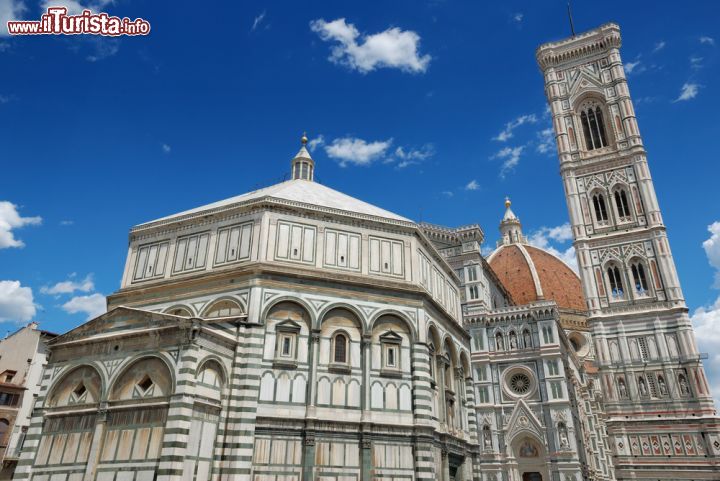 Immagine Un complesso architettonico che tutto il mondo ci invidia: il Battistero, il Duomo e campanile di Giotto a Firenze - © Nikonaft / Shutterstock.com
