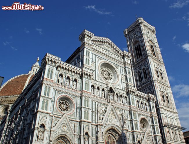 Immagine L'inconfondibile facciata della Cattedrale di Santa Maria del Fiore, il Duomo di Firenze - © Alan Kraft / Shutterstock.com