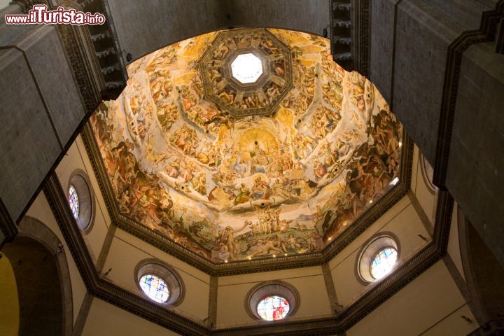 Immagine Il Giudizio Universale del Vasari è il grande affresco che ricopre l'interno della Cupola del Brunelleschi nel Duomo di Firenze - © imagesef / Shutterstock.com
