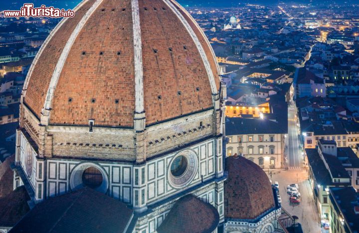 Immagine Una fotografia notturna da una prospettiva particolare: il duomo di Firenze fotografato dalla cima del Campanile di Giotto - © CristinaMuraca / Shutterstock.com