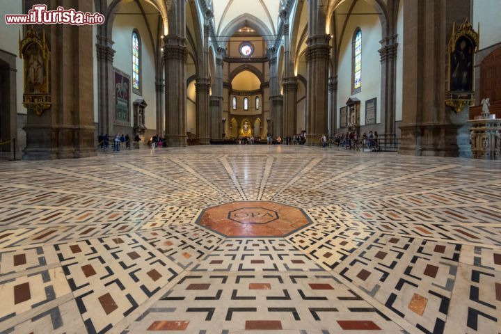 Immagine Particolare del pavimento del Duomo di Firenze, la Basilica di Santa Maria del Fiore- © Viacheslav Lopatin / Shutterstock.com
