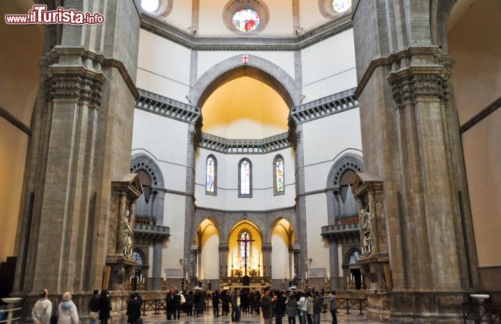 Immagine La navata centrale del Duomo di Firenze raggiunge i 45 metri di altezza, mentro sotto alla cupola lo spazio libero raggiunge i 90 metri complessivi - © lornet / Shutterstock.com