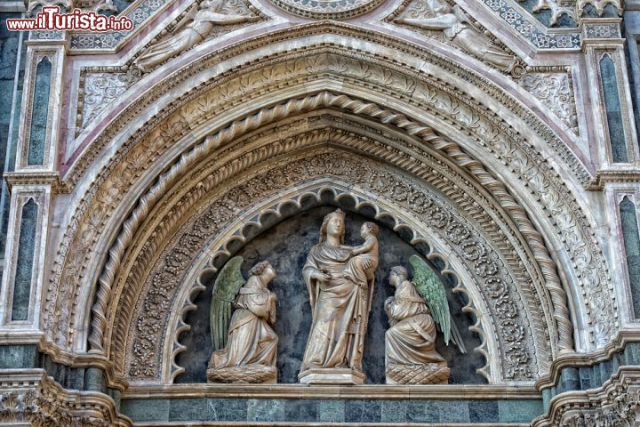 Immagine Particolare del portale ingresso della basilica di Santa Maria del Fiore a Firenze - © Andrea Izzotti / Shutterstock.com