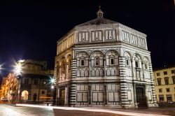 i marmi bicolore del Battistero di Firenze, fotografati di notte - © anshar / Shutterstock.com