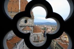 La grande cupola di Santa Maria del Fiore, opera del Brunelleschi, fotografata dal Campanile di GIotto a Firenze - © Narit / Shutterstock.com