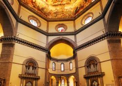 Il basamento della cupola ottagonale, capolavoro di Filippo Brunelleschi, al centro del Duomo di Firenze - © Brian Kinney/ Shutterstock.com