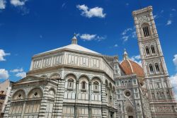 Un complesso architettonico che tutto il mondo ci invidia: il Battistero, il Duomo e campanile di Giotto a Firenze - © Nikonaft / Shutterstock.com
