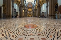 Particolare del pavimento del Duomo di Firenze, la Basilica di Santa Maria del Fiore- © Viacheslav Lopatin / Shutterstock.com 