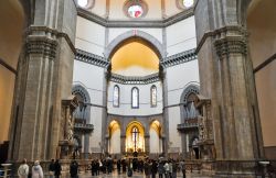 La navata centrale del Duomo di Firenze raggiunge i 45 metri di altezza, mentro sotto alla cupola lo spazio libero raggiunge i 90 metri complessivi - © lornet / Shutterstock.com 
