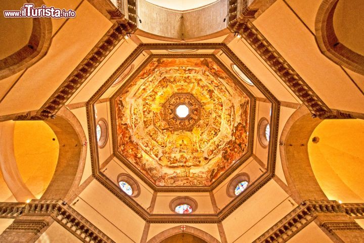 Immagine Alta 90 metri al culmine interno, la chiesa di Santa Maria del Fiore è resa famosa anche grazie alla grande cupola del Brunelleschi - © Botond Horvath / Shutterstock.com
