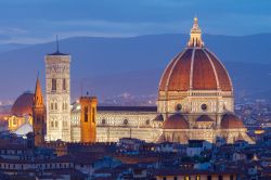 Una classica cartolina da Firenze: il Duomo di Santa Maria del Fiore ed il Campanile di GIotto fotografati al tramonto, dal punto di osservazione privilegiato di Piazzale Michelangelo - © ...