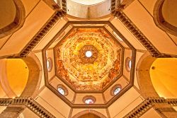Alta 90 metri al culmine interno, la chiesa di Santa Maria del Fiore è resa famosa anche grazie alla grande cupola del Brunelleschi - © Botond Horvath / Shutterstock.com 