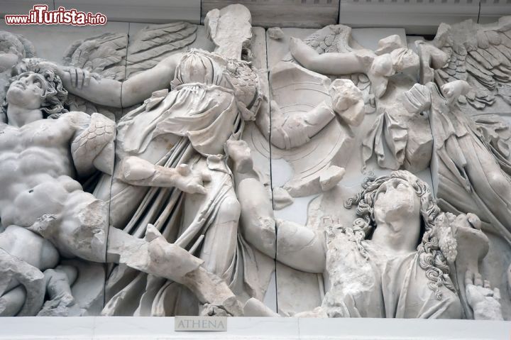 Immagine Dettaglio delle sculture sull'Altare di Pergamo a Berlino - jbor / Shutterstock.com