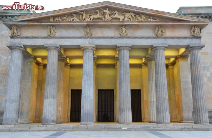 Immagine Facciata classica edificio del Pergamon Museum di Berlino- © Whatafoto / Shutterstock.com